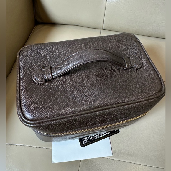 CHANEL Vintage Timeless Cosmetic Case Caviar Brown w 24k hardware - Picture 4 of 10